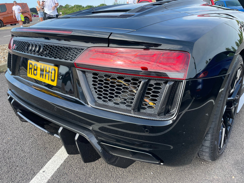 Load image into Gallery viewer, AUDI R8 V10 GEN 2 CARBON FIBRE REAR SIDE GRILLES
