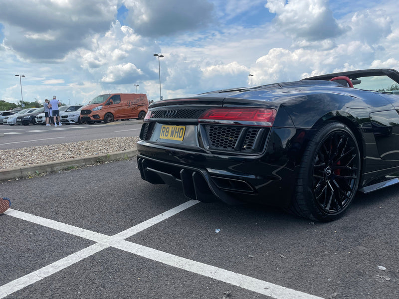 Load image into Gallery viewer, AUDI R8 V10 GEN 2 CARBON FIBRE REAR SIDE GRILLES
